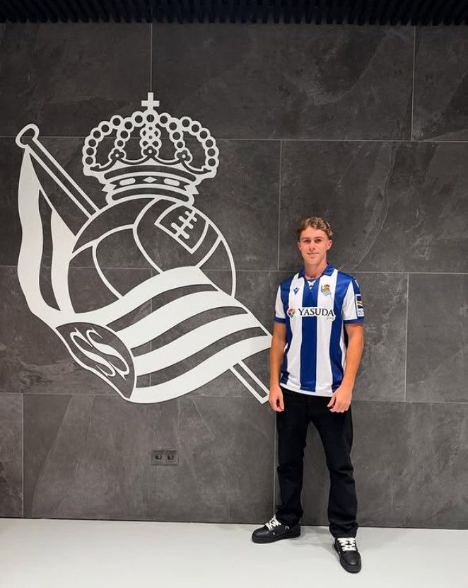 Mehmeti, delante del escudo de la Real Sociedad