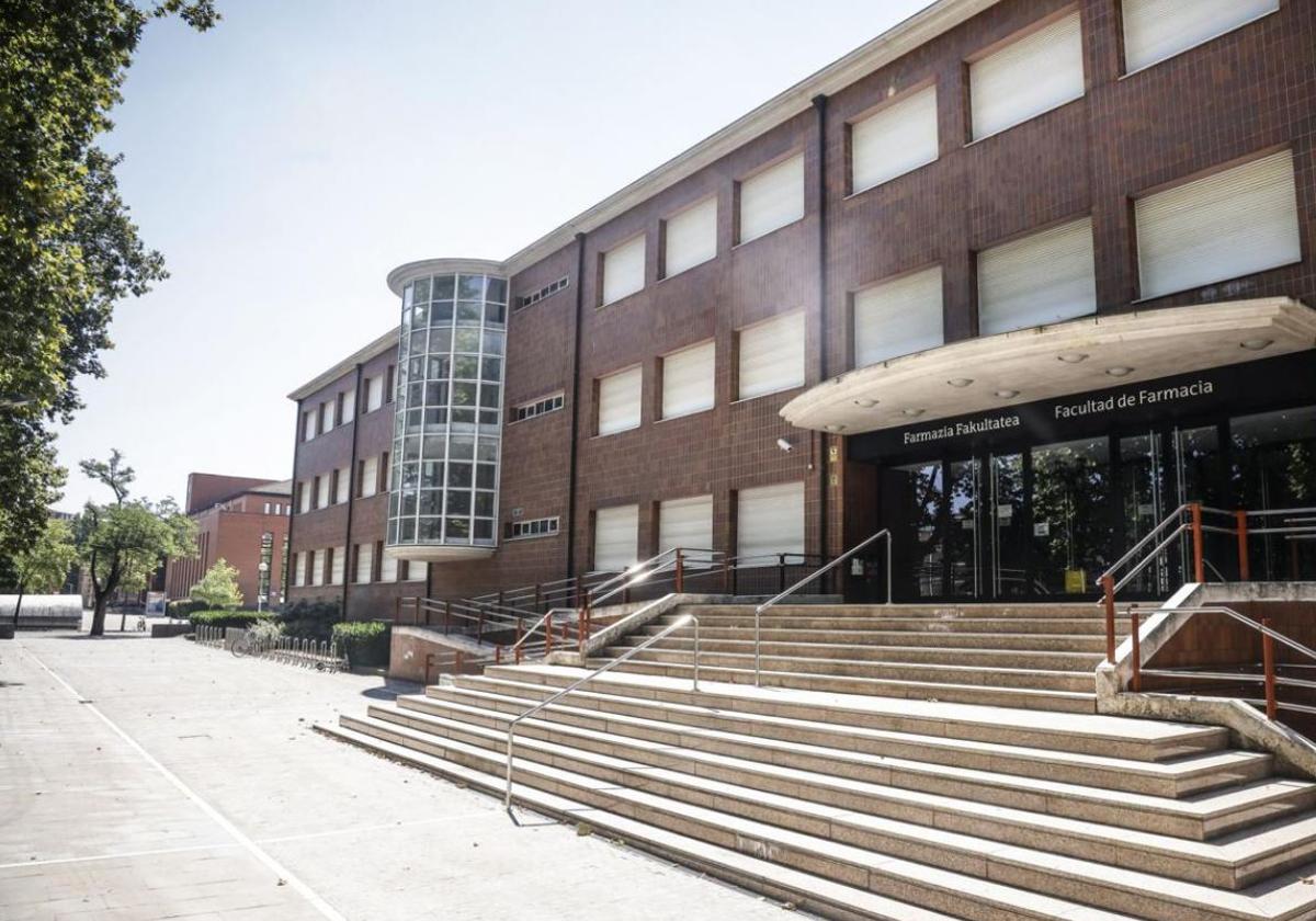 Facultad de Farmacia en el campus universitario de Álava.