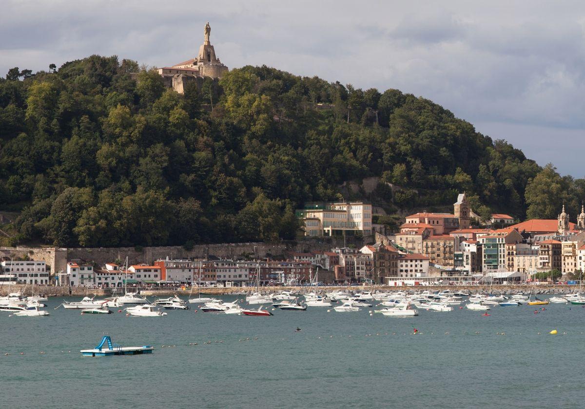 Panorámica de San Sebastián, con el Sagrado Corazón de Jesús coronando el monte Urgull.