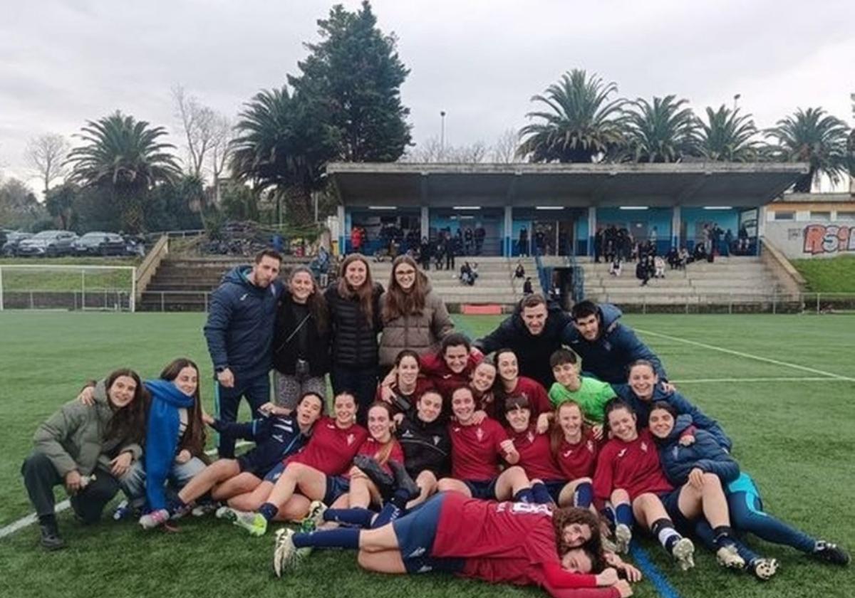 Las montoneras sobre el césped, los chicos en Agorrosin y el femenino en Matigoxotegi, son ya un clásico para celebrar las victorias.