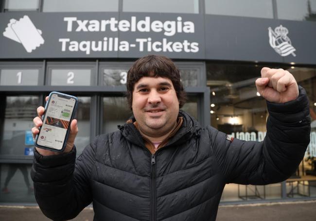 Un aficionado realista celebra el poder disponer ya en su móvil de la entradas para el partido en Midtjylland