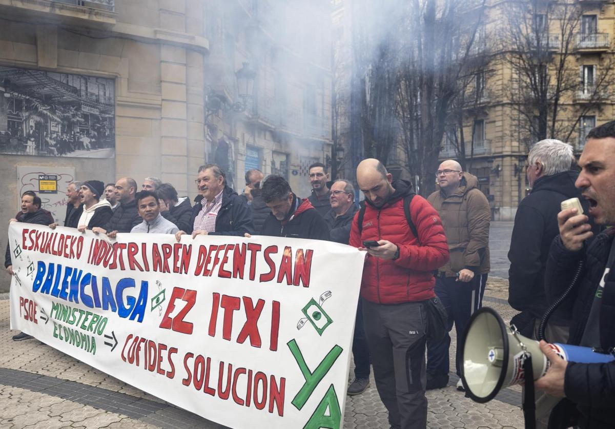 La plantilla de Astilleros Balenciaga celebra una concentración de protesta frente a la sede del PSE en Donostia