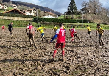 El campo de fútbol donde los jugadores acaban de barro hasta las orejas y el balón no rueda: «No se jugaba así ni en 1678»