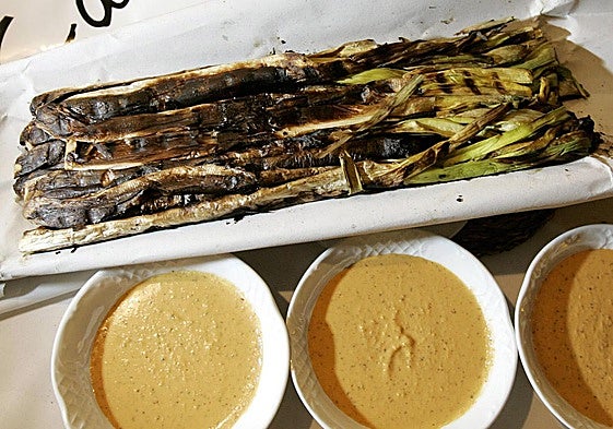 Los calçots, que se comen asados y acompañados de salsa, son una gran tradición propia de Cataluña.