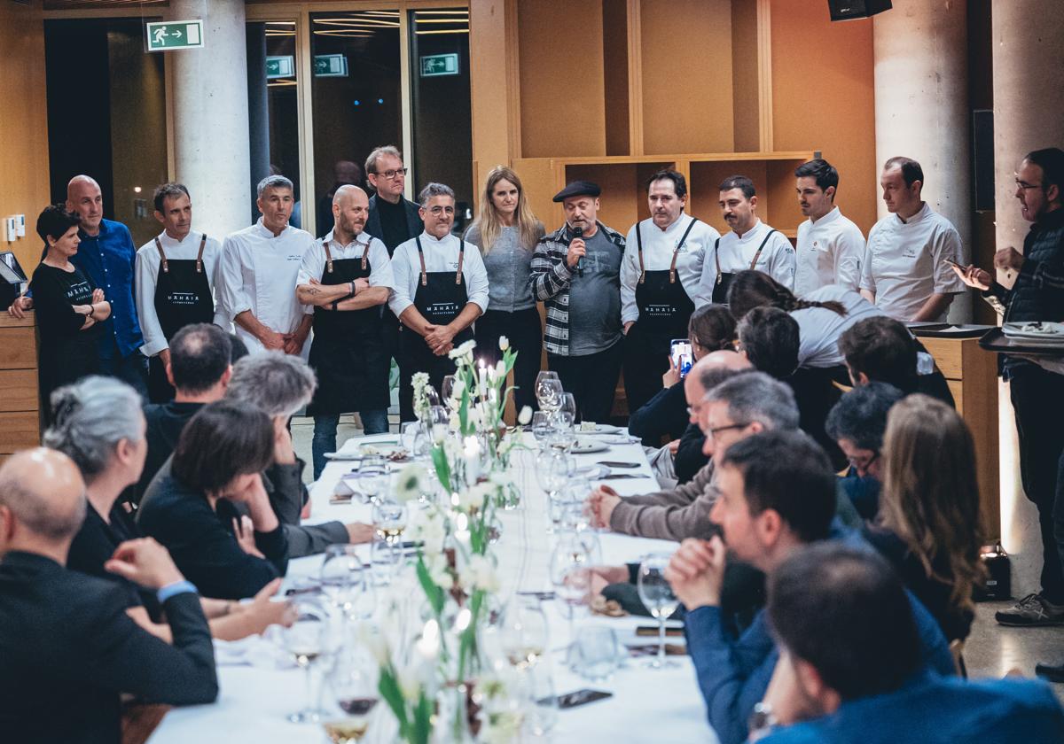 Los cocineros participantes saludan al final de la cena.