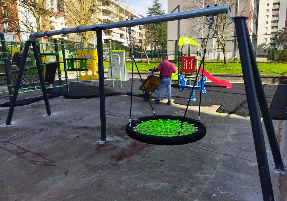 Las obras avanzan a buen ritmo en el parque infantil situado en el paseo Julio Urkijo 4 de Bidebieta.