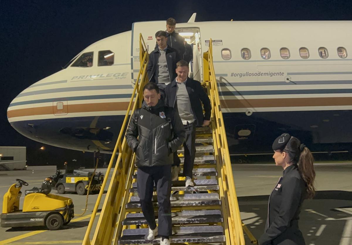 Oyarzabal, Sergio Gómez y Zubimendi descienden las escaleras del avión que llevó a la Real desde Pamplona a Herning.