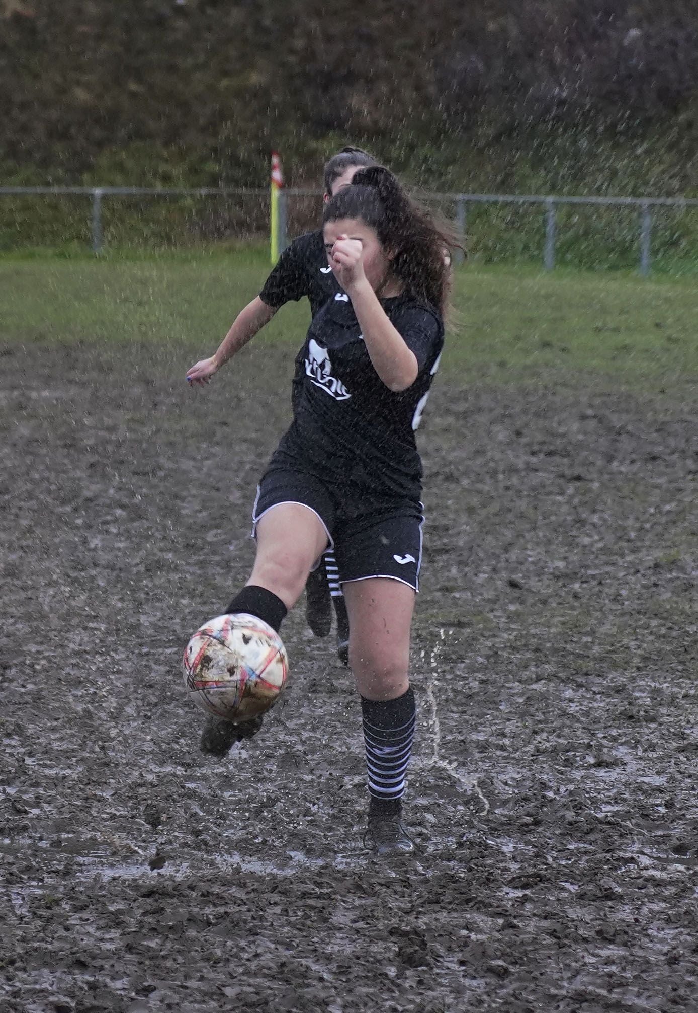 Sonrisas y fútbol entre el barro