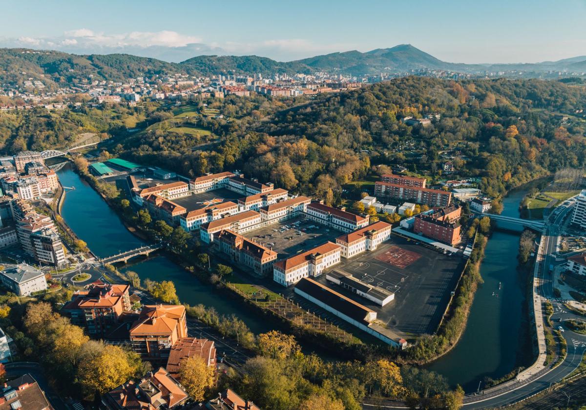 La resolución del Ministerio para la Transición Ecológica y el Reto Demográfico despeja el camino para transformar la parcela militar en un nuevo barrio residencial donostiarra.