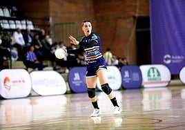 Esther Arrojeria se dispone a pasar el balón ayer en el Carranque.