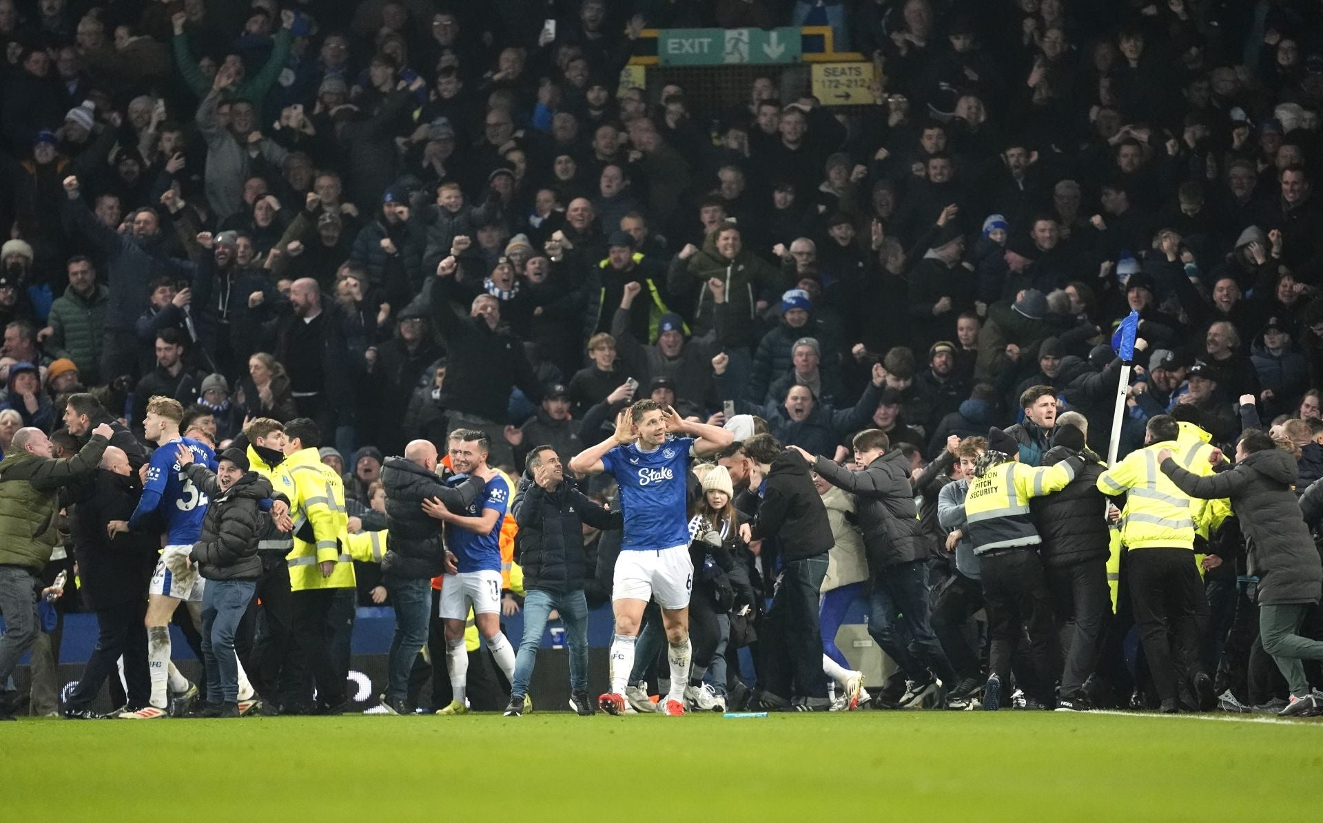 La hinchada del Everton celebra con los jugadores el gol del empate.