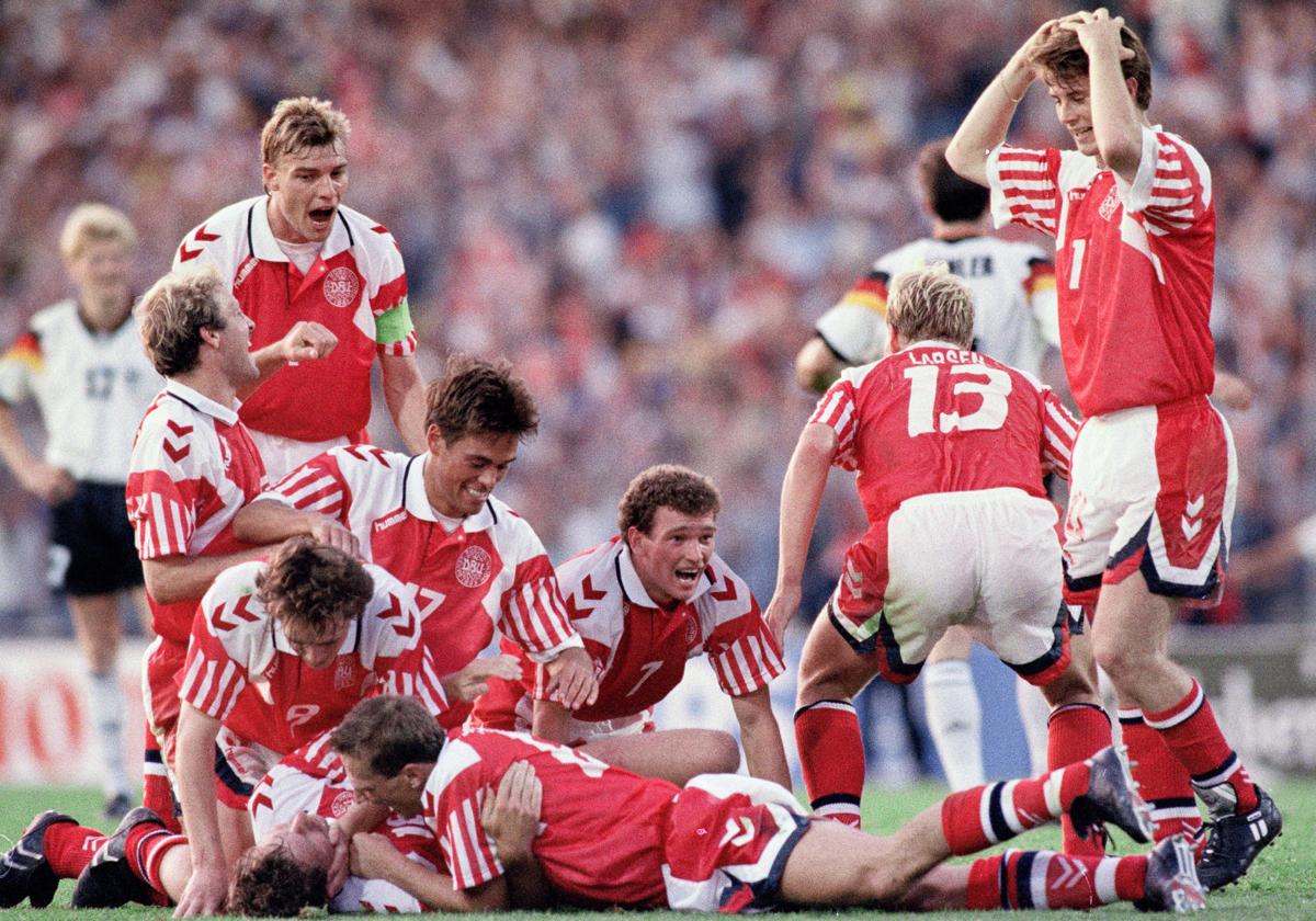 Los jugadores daneses celebran el triunfo en la final de la Eurocopa de 1992 ante Alemania.