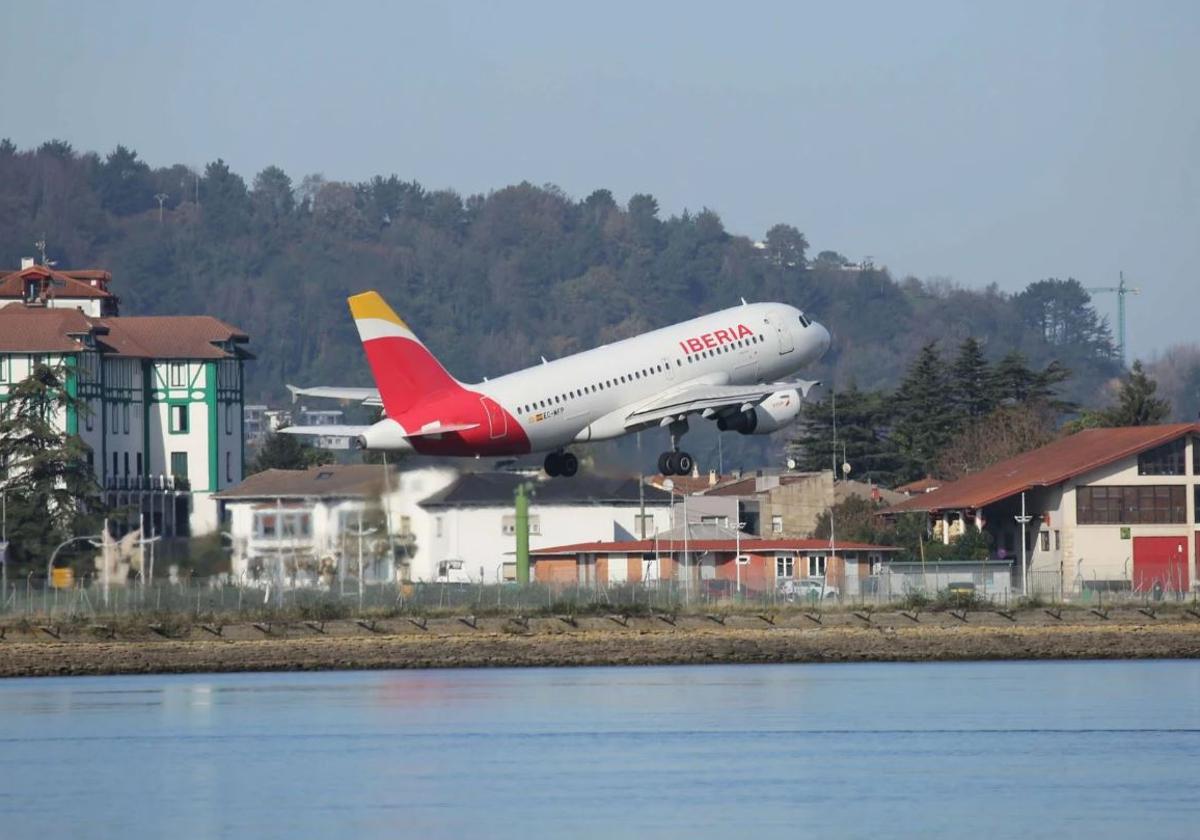 Una revisión de datos sitúa la cifra de pasajeros del aeropuerto de Hondarribia en 2024 en máximo histórico