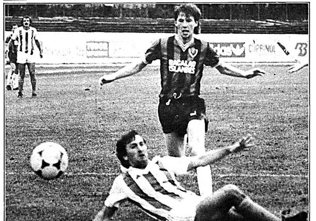 Eliseo Murillo disputa un balón desde el suelo ante el Vikingur en 1982.