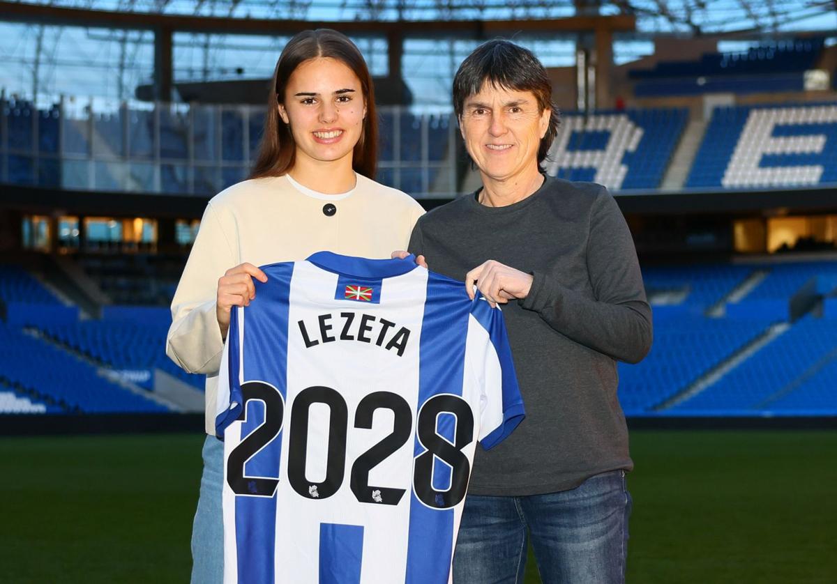 Maren Lezeta junto a Garbiñe Etxeberria con la camiseta de la Real Sociedad y el año de su renovación.