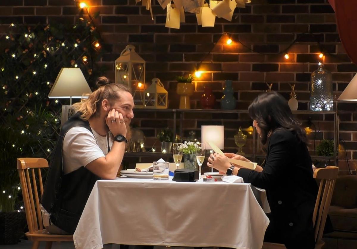 Miki y Tania durante su cita en el conocido restaurante de First Dates.