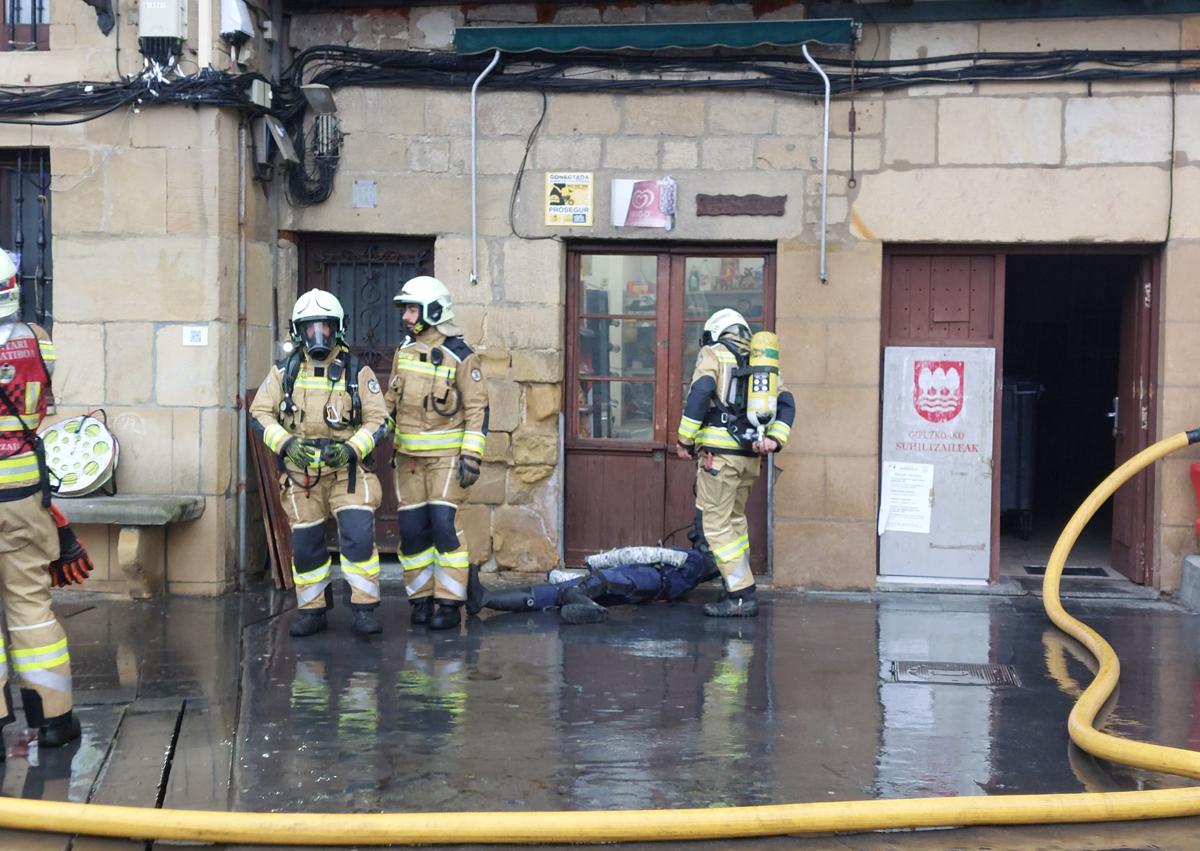 Imagen secundaria 1 - Simulacro de incendio en Pasaia: «¡Hay fuego en San Juan!»