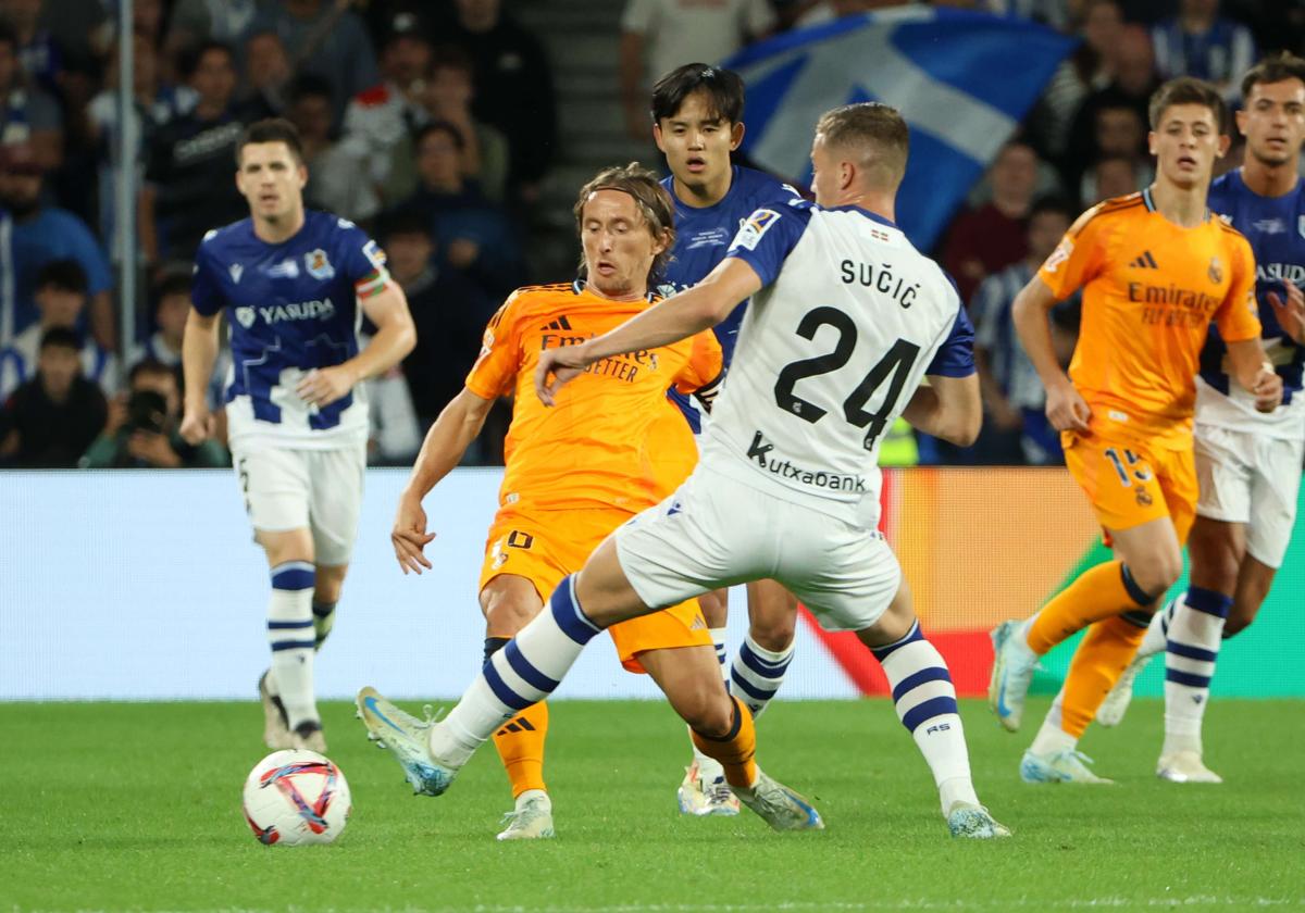 Sucic y Modric pelean por un balón en el duelo de Liga en el Reale Arena entre Real Sociedad y Real Madrid