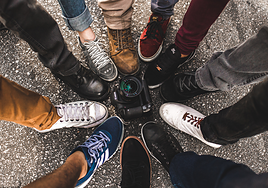 Los riesgos ocultos de las zapatillas Converse, según un podólogo experto: «Lo de la puntera es un inconveniente»