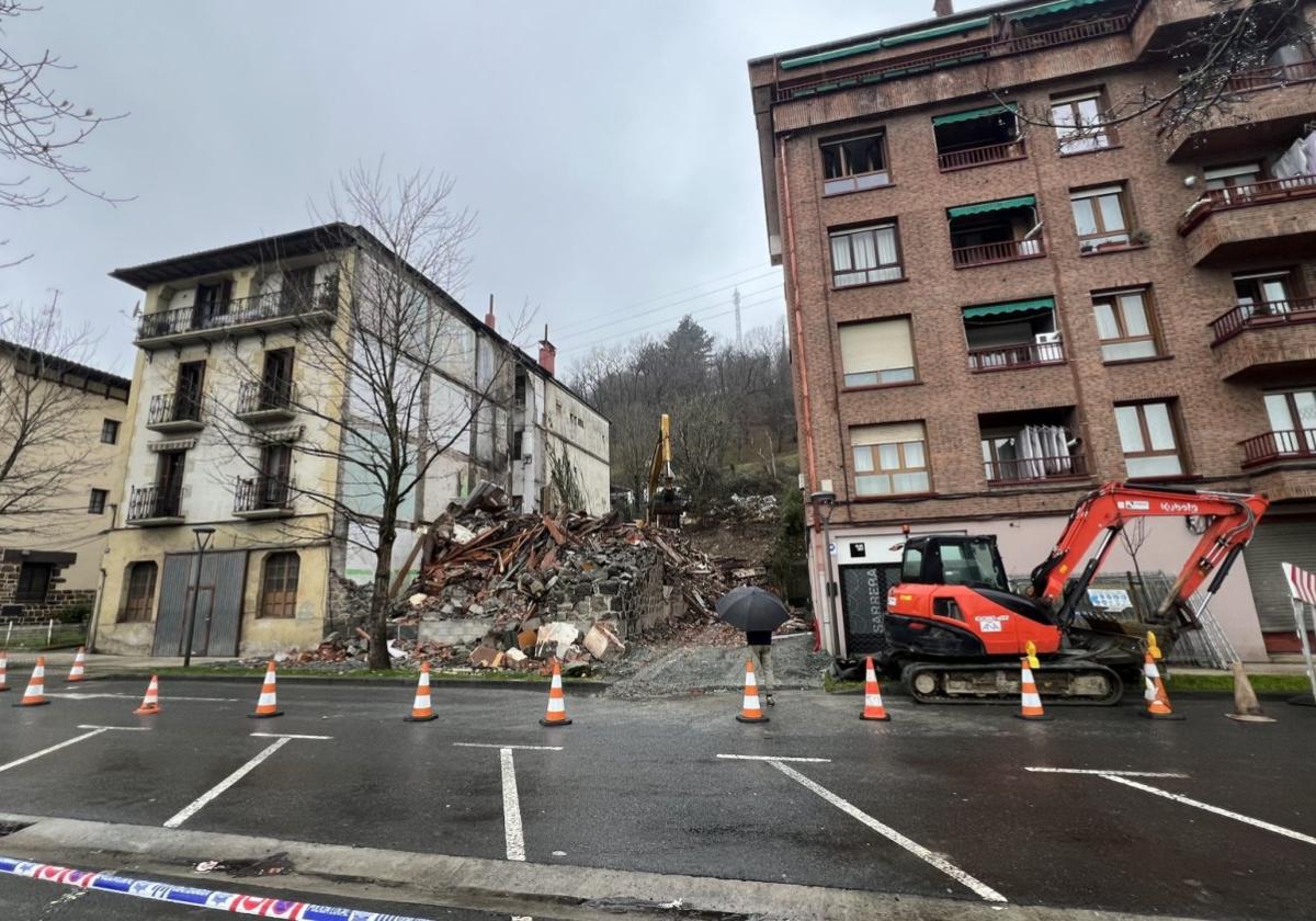 Estado actual de los trabajos de demolición del edificio que albergaba el antiguo almacén de fruta.