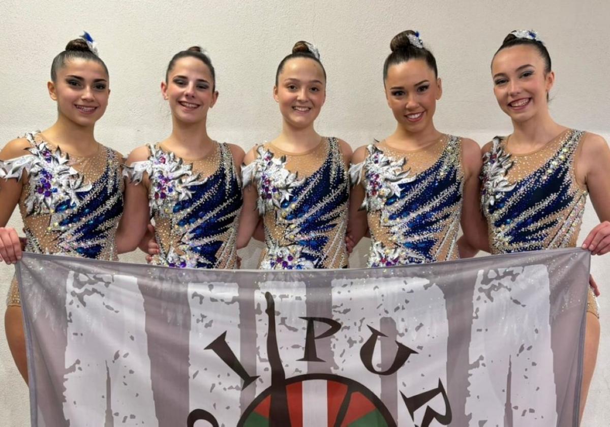 Las gimnastas del club eibarrés durante el torneo en Bergara.