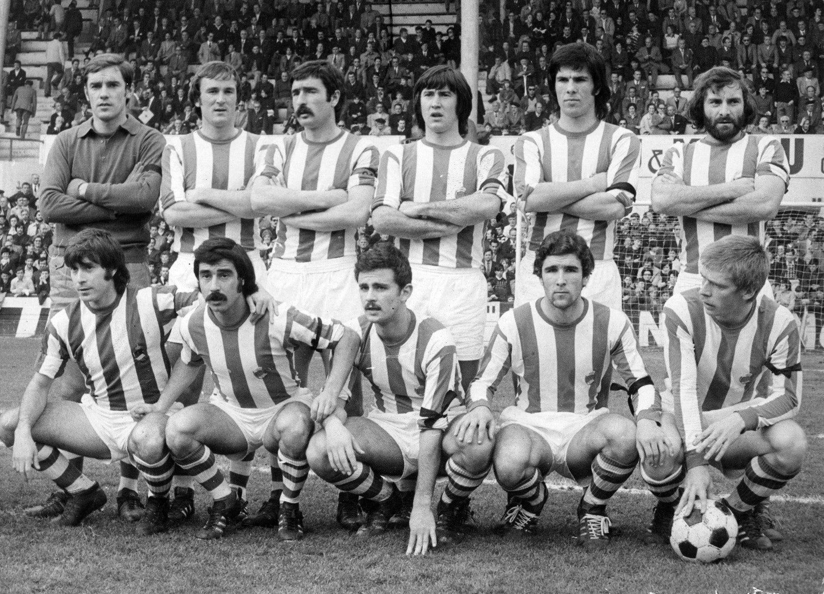 Partido del debut de Zamora en Atotxa, el 23 de febrero de 1975 contra el Betis. Arriba: Artola, Murillo I, Gorriti, Elkoro, Kortabarria, Uranga. Abajo: Corcuera, Amas, Satrústegi, Zamora, Idígoras