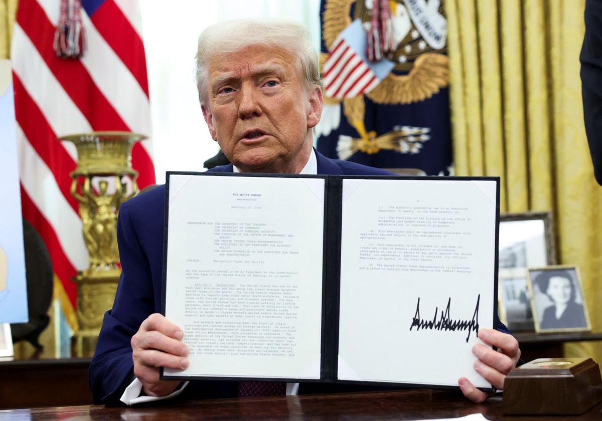 Trump, con el nuevo documento de aranceles firmado.