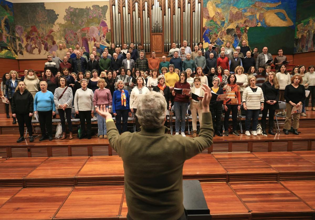 Los integrantes del coro, durante el ensayo de ayer en la sede de la Euskadiko Orkestra dirigidos por Gorka Miranda.