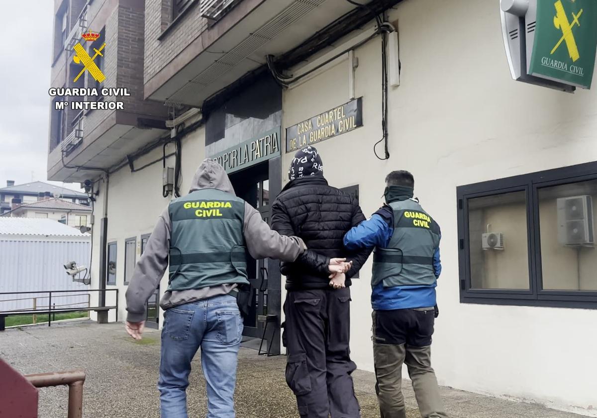 El detenido es trasladado a la Casa Cuartel de la Guardia Civil en Amurrio