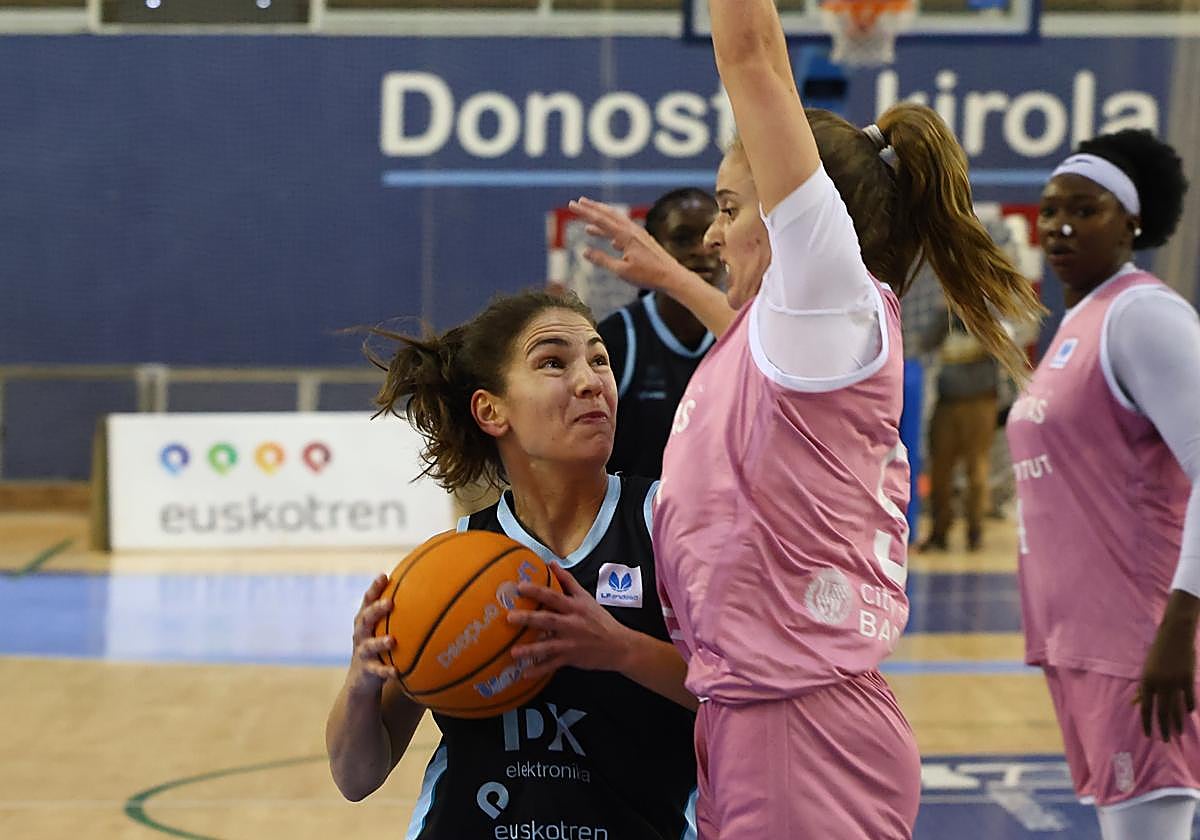 Roso Buch trata de levantar el balón ante Piera.