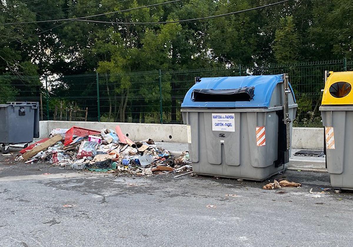 Basura fuera de los contenedores en Igeldo