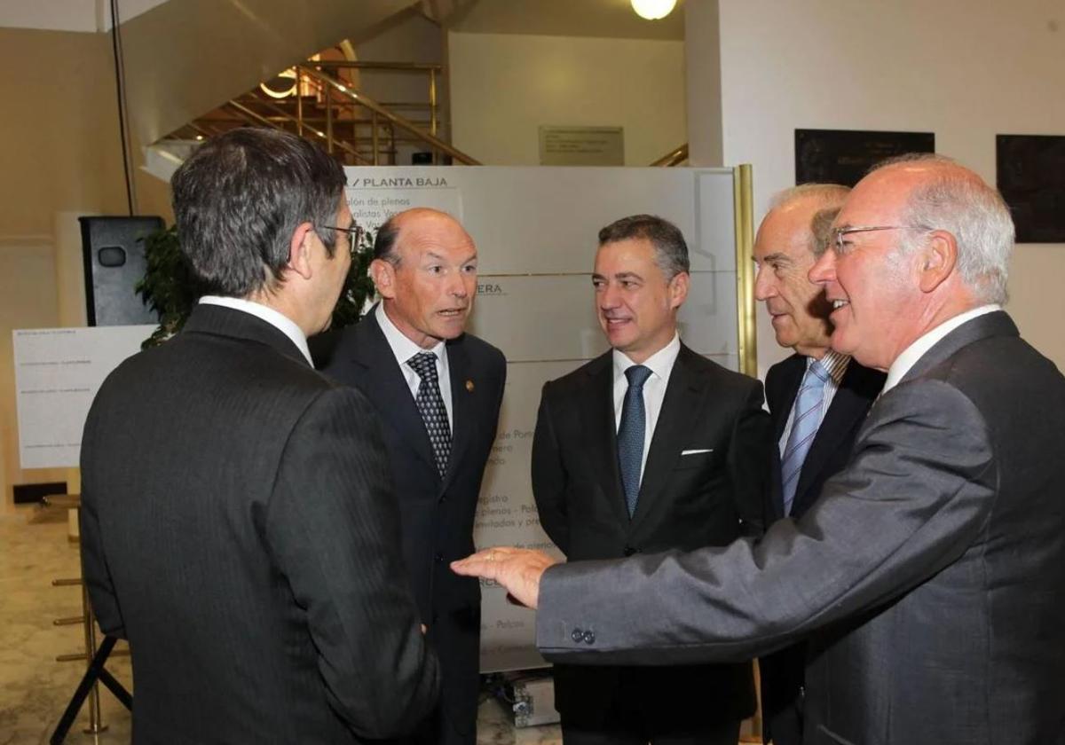 Los exlehendakaris Patxi López, Juan José Ibarretxe, Iñigo Urkullu, Carlos Garaikoetxea y José Antonio Ardanza, en una foto de 2013