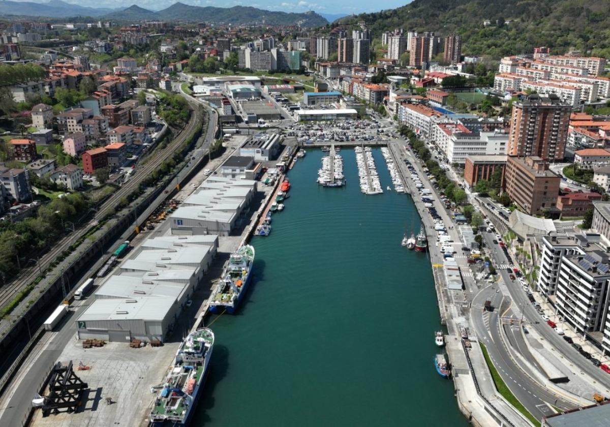 Vista aérea de los muelles del puerto de Pasaia más cercanos al núcleo urbano de Trintxerpe.