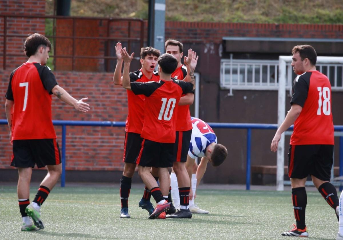 Los jugadores del Urki Alkideba celebran un gol durante un partido de Regional Preferente.