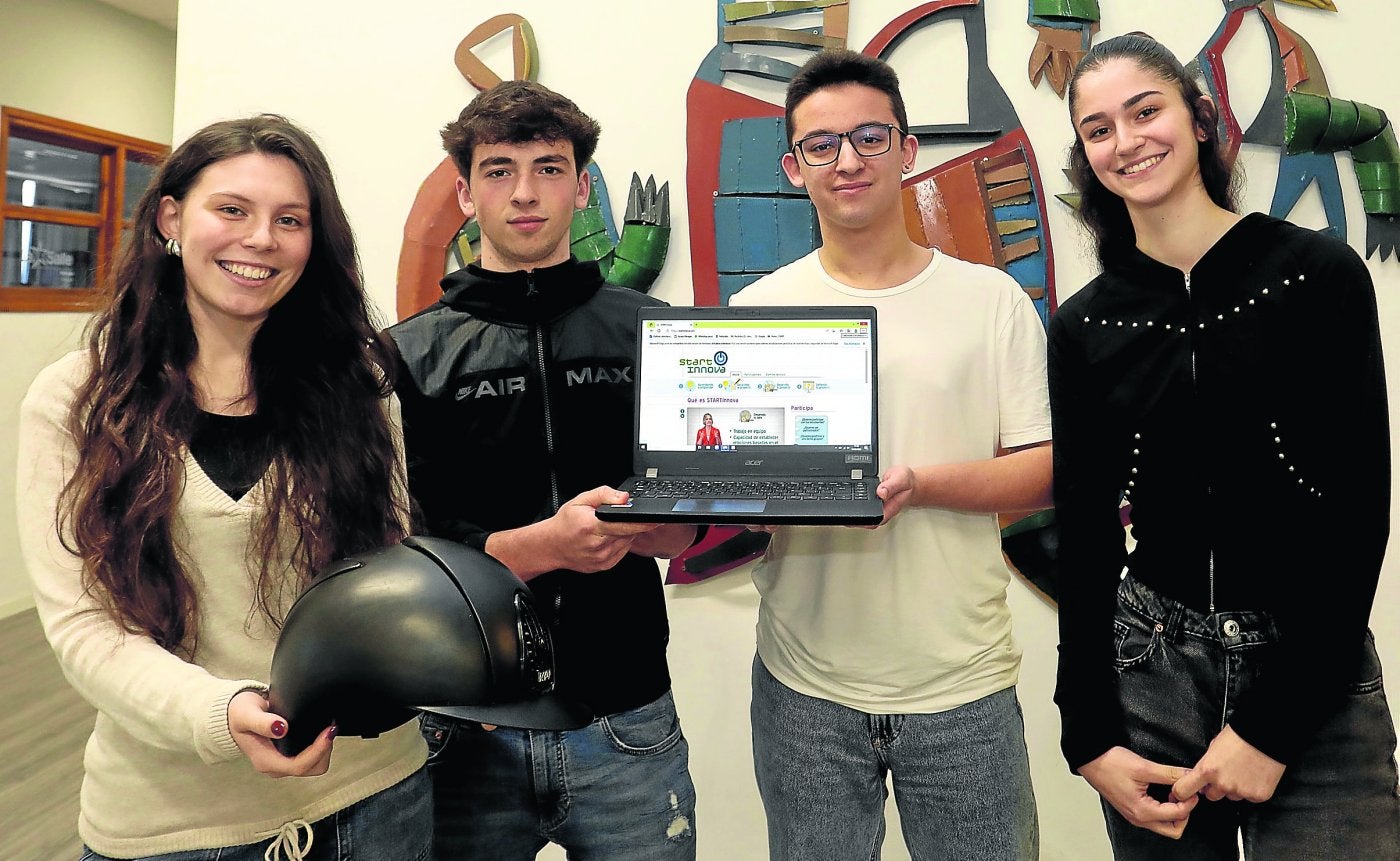 Los componentes de Emergicasc posan en La Salle Berrozpe.