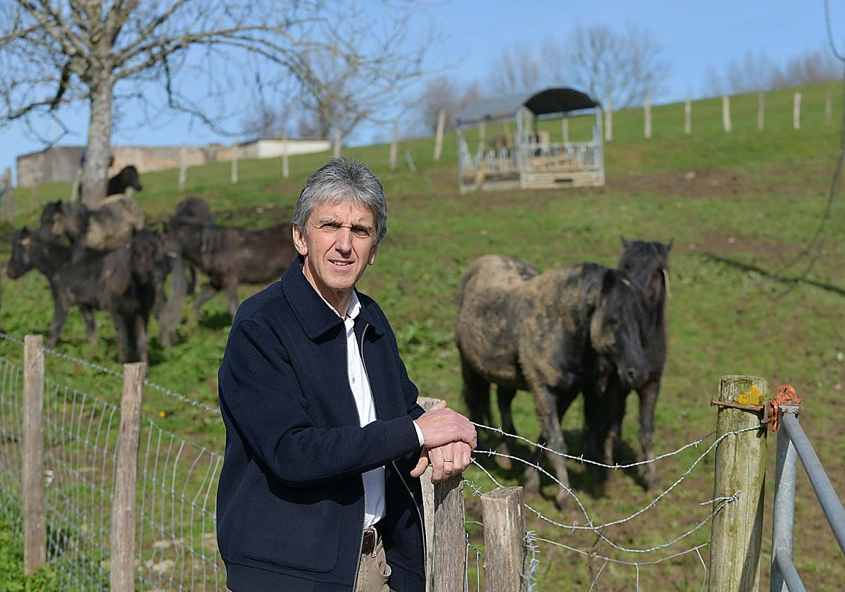 Xabier Arruti, en el centro de testaje de ganado de Aia, en el caserío Ibarrola Goikoa.