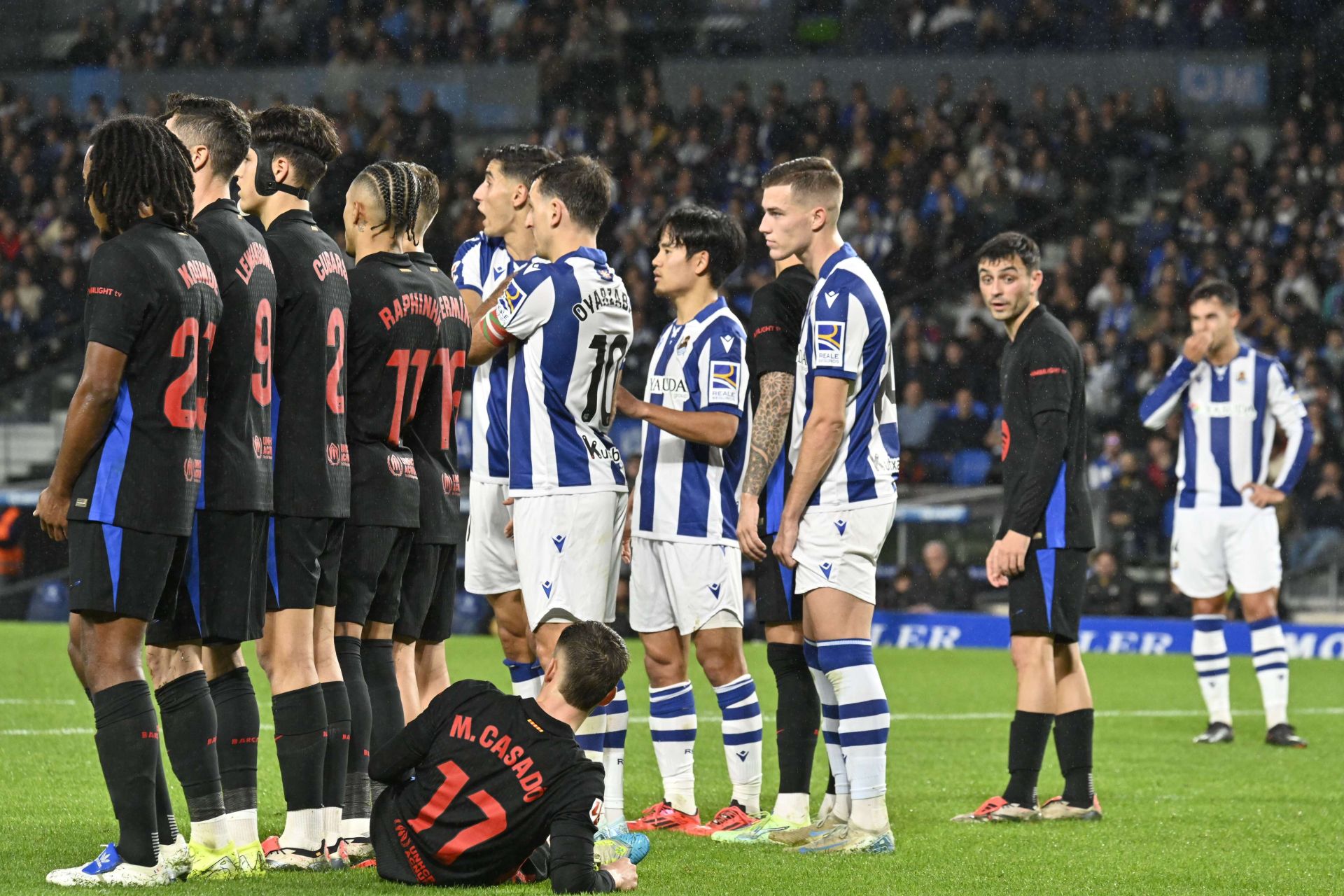 El Barça arma la barrera en el partido de la primera vuelta en Anoeta, donde ganó la Real Sociedad