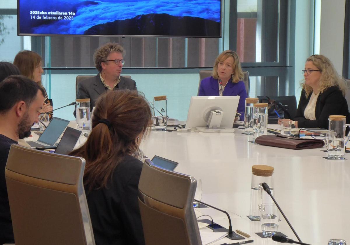 La diputada general, Eider Mendoza, y la diputada de Hacienda y Finanzas, Itziar Agirre, durante la presentación en Juntas esta mañana de los resultados de recaudación de 2024.