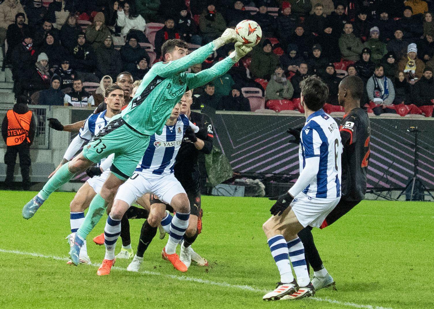 Marrero despeja de puños un balón en el partido contra el Midtjylland