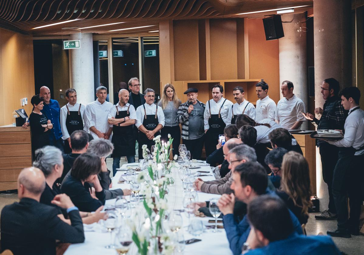 Imagen principal - La cena de Mantala, el rodaje de Paul Urkijo y Karmele Soler.