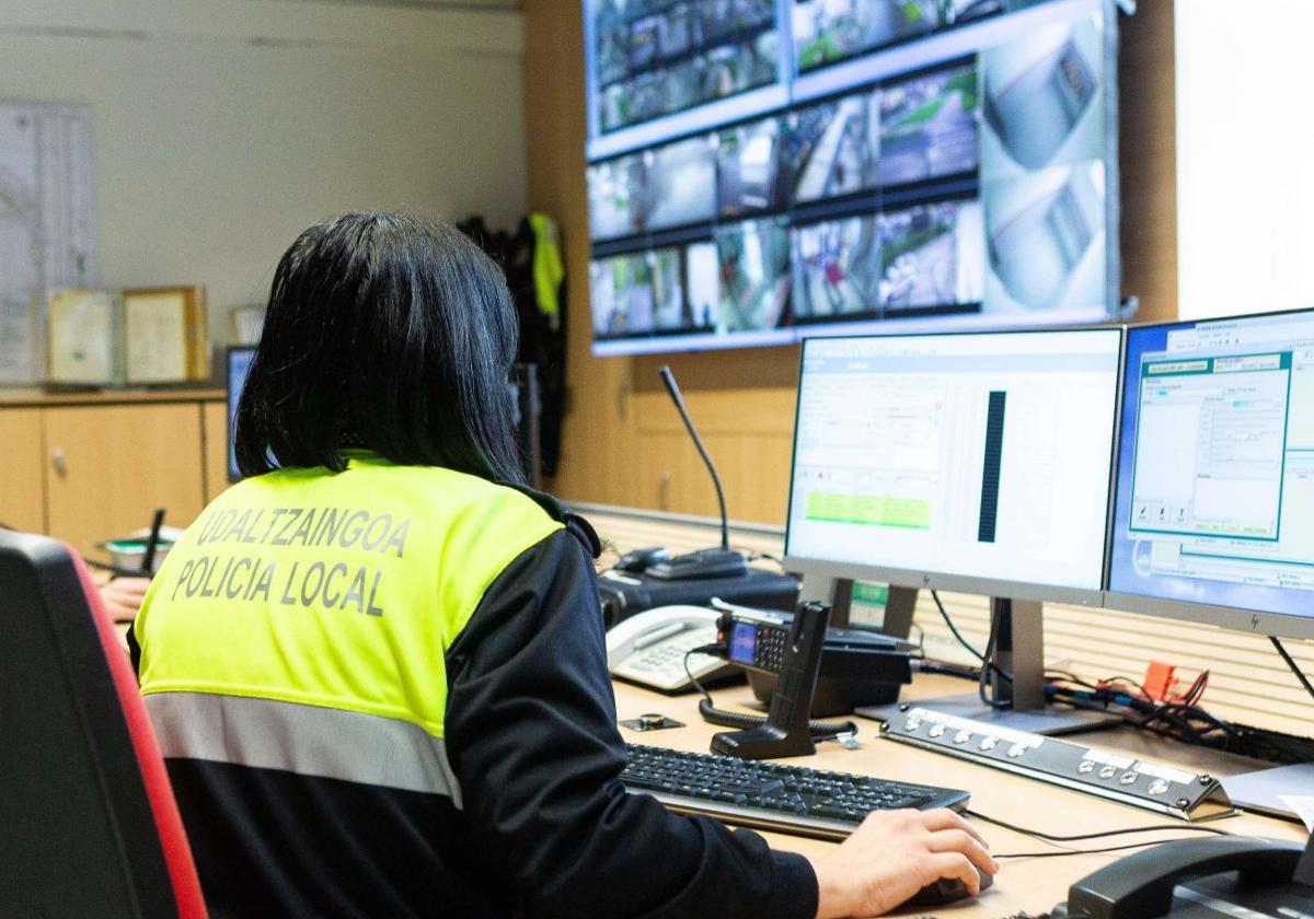 Una agente de la policía local de Irun visiona varias cámaras de seguridad en una imagen de archivo