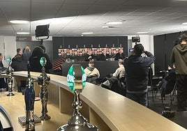 Vista de la sala de prensa del NCH Arena, donde había cuatro cañeros de cerveza