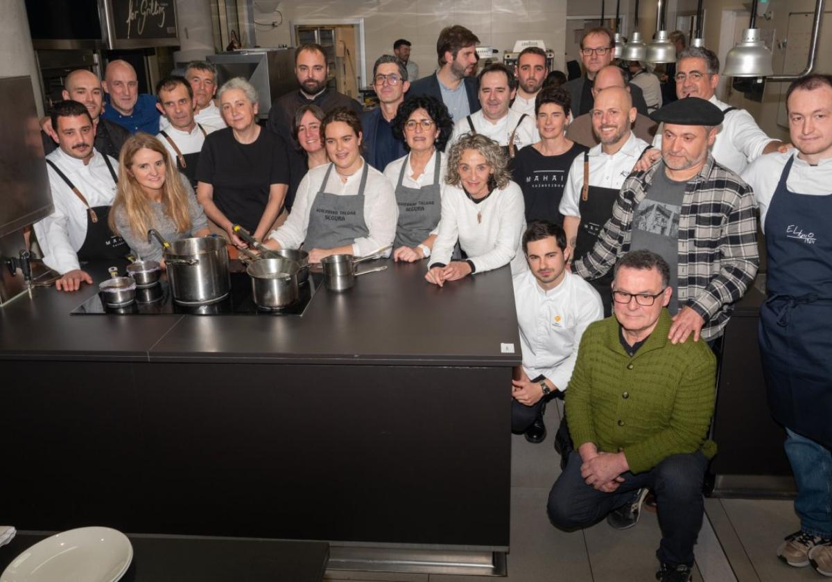 Los chefs de Mahaia Kolektiboa y sus ayudantes posan en las cocinas del Basque Culinary Center.