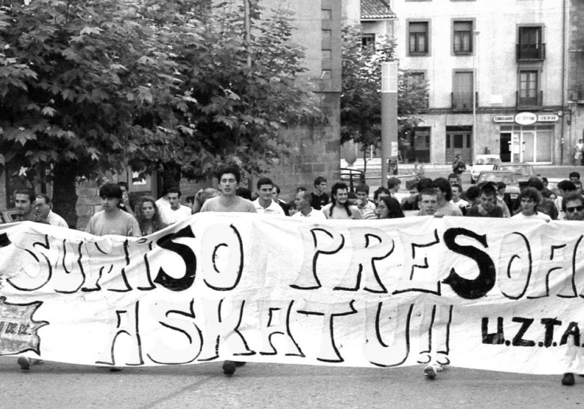 Fotografía de Iñaki Lizarralde de la manifestación organizada por UZTA en apoyo a los insumisos presos.