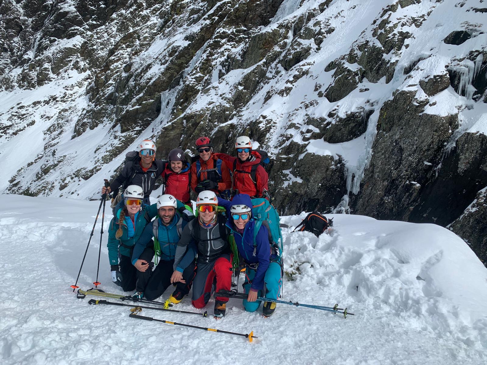 Lehen irteeran parte hartu duten sei alpinistak teknikariekin.