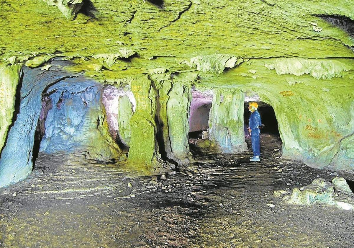 Zona de las columnas de la mítica cueva de Aitzbeltz, en el valle del Kilimon (Mendaro).