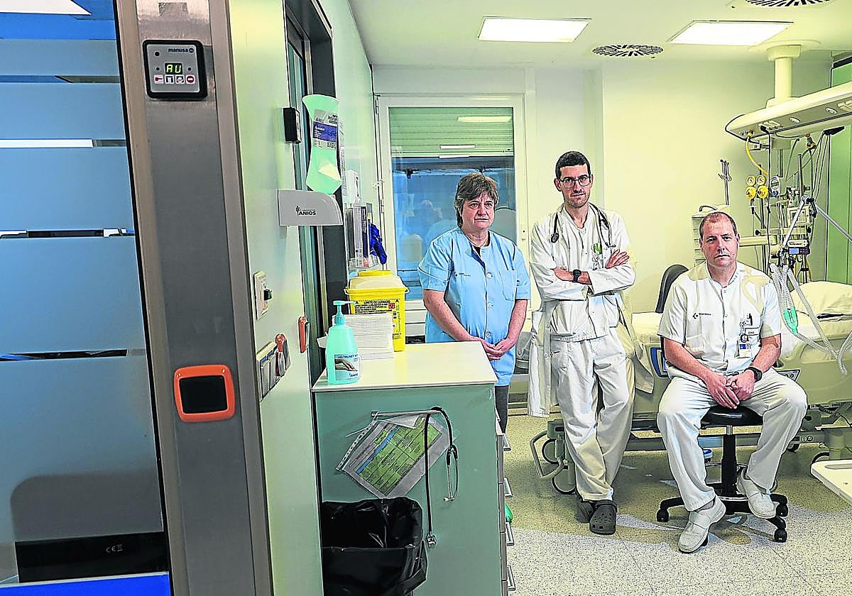 Edurne Ollaquindia, Eñaut Agirre y Félix Zubia en una box de la UCI del Hospital Donostia.