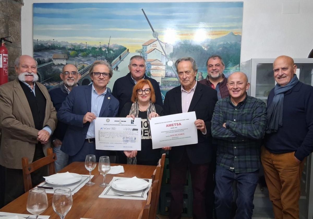 Representantes del Rotary, el Ametsa y el Movimiento de Pensionistas acudieron al acto de entrega que tuvo lugar en la Cofradía del Salmón.