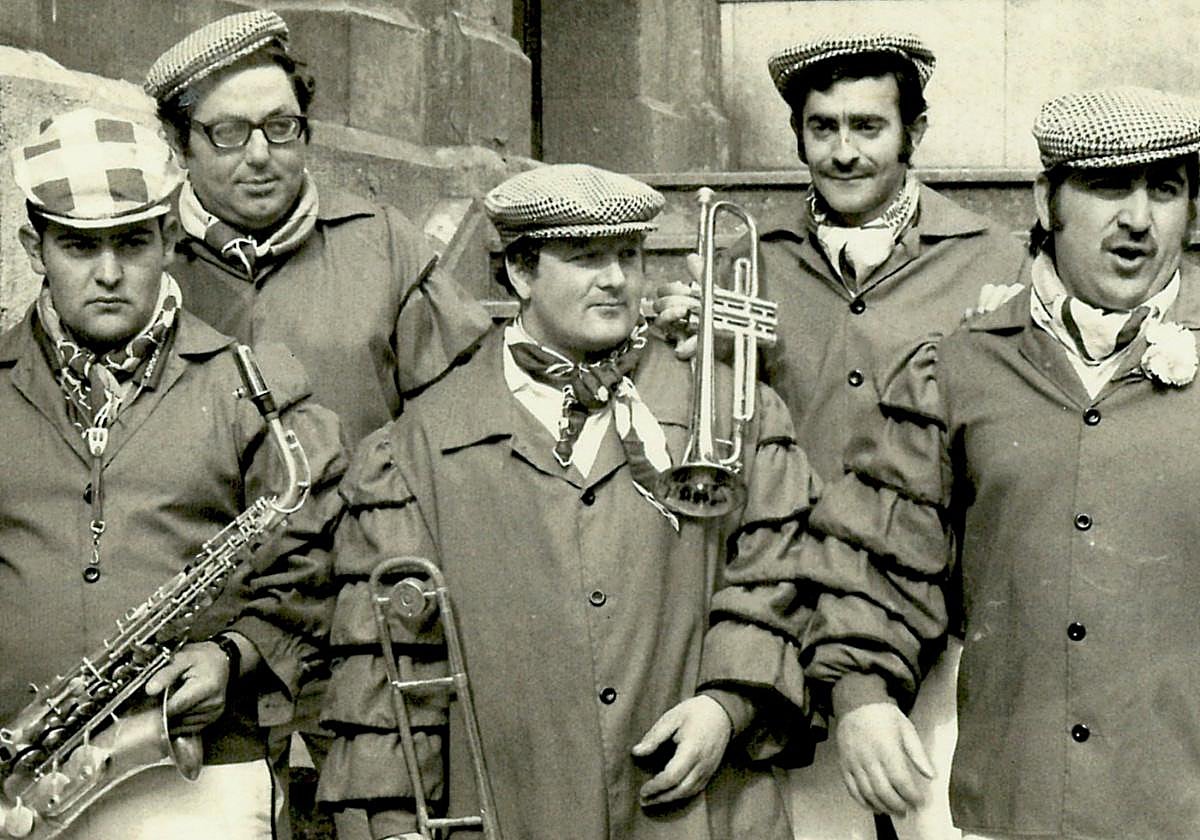 Los Incansables.Foto correspondiente a la primera época de esta txaranga, con sus cinco fundadores.