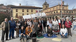 Socios y socias de La Bellota en su gran día con el grupo de baile 'Nuestra Señora Virgen de la Montaña', dantzaris de Korosti y Sustraiak, txistularis de Goiz Deia y autoridades locales.